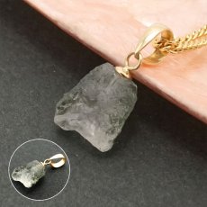 画像3: 《二次鉱床産 ナチュラル原石》 フェナカイト ラフ 原石 ペンダントトップ K18 2.1ct 日本製 【 1点もの 】ロシア産 ラフ原石 Phenakite 希少石 レア  天然石 フェナス石 鉱物 ネックレス 【 送料無料 】パワーストーン 浄化 お守り 天然石 カラーストーン (3)