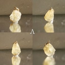 画像2: 《二次鉱床産 ナチュラル原石》 フェナカイト ラフ 原石 ペンダントトップ K18 4.2ct 日本製 【 1点もの 】ロシア産 ラフ原石 Phenakite 希少石 レア  天然石 フェナス石 鉱物 ネックレス 【 送料無料 】パワーストーン 浄化 お守り 天然石 カラーストーン (2)