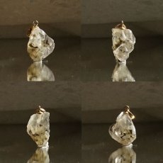 画像2: 《二次鉱床産 ナチュラル原石》 フェナカイト ラフ 原石 ペンダントトップ K18 5.5ct 日本製 【 1点もの 】ロシア産 ラフ原石 Phenakite 希少石 レア  天然石 フェナス石 鉱物 ネックレス 【 送料無料 】パワーストーン 浄化 お守り 天然石 カラーストーン (2)