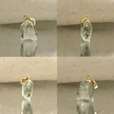 画像2: 《二次鉱床産 ナチュラル原石》 フェナカイト ラフ 原石 ペンダントトップ K18 2.1ct 日本製 【 1点もの 】ロシア産 ラフ原石 Phenakite 希少石 レア  天然石 フェナス石 鉱物 ネックレス 【 送料無料 】パワーストーン 浄化 お守り 天然石 カラーストーン (2)