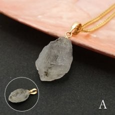 画像3: 《二次鉱床産 ナチュラル原石》 フェナカイト ラフ 原石 ペンダントトップ K18 5.3ct 日本製 【 1点もの 】ロシア産 ラフ原石 Phenakite 希少石 レア  天然石 フェナス石 鉱物 ネックレス 【 送料無料 】パワーストーン 浄化 お守り 天然石 カラーストーン (3)