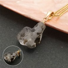 画像3: 《二次鉱床産 ナチュラル原石》 フェナカイト ラフ 原石 ペンダントトップ K18 5.0ct 日本製 【 1点もの 】ロシア産 ラフ原石 Phenakite 希少石 レア  天然石 フェナス石 鉱物 ネックレス 【 送料無料 】パワーストーン 浄化 お守り 天然石 カラーストーン (3)