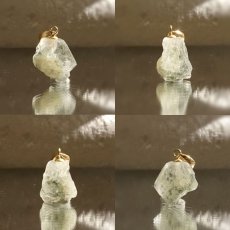 画像2: 《二次鉱床産 ナチュラル原石》 フェナカイト ラフ 原石 ペンダントトップ K18 4.4ct 日本製 【 1点もの 】ロシア産 ラフ原石 Phenakite 希少石 レア  天然石 フェナス石 鉱物 ネックレス 【 送料無料 】パワーストーン 浄化 お守り 天然石 カラーストーン (2)