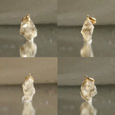 画像2: 《二次鉱床産 ナチュラル原石》 フェナカイト ラフ 原石 ペンダントトップ K18 3.3ct 日本製 【 1点もの 】ロシア産 ラフ原石 Phenakite 希少石 レア  天然石 フェナス石 鉱物 ネックレス 【 送料無料 】パワーストーン 浄化 お守り 天然石 カラーストーン (2)