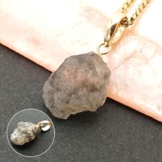 画像3: 《二次鉱床産 ナチュラル原石》 フェナカイト ラフ 原石 ペンダントトップ K18 3.3ct 日本製 【 1点もの 】ロシア産 ラフ原石 Phenakite 希少石 レア  天然石 フェナス石 鉱物 ネックレス 【 送料無料 】パワーストーン 浄化 お守り 天然石 カラーストーン (3)