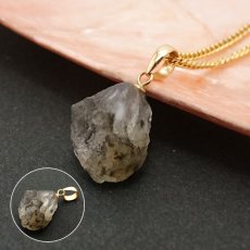 画像3: 《二次鉱床産 ナチュラル原石》 フェナカイト ラフ 原石 ペンダントトップ K18 5.5ct 日本製 【 1点もの 】ロシア産 ラフ原石 Phenakite 希少石 レア  天然石 フェナス石 鉱物 ネックレス 【 送料無料 】パワーストーン 浄化 お守り 天然石 カラーストーン (3)