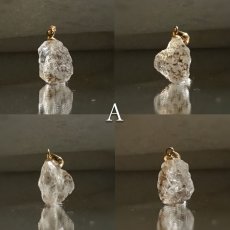 画像2: 《二次鉱床産 ナチュラル原石》 フェナカイト ラフ 原石 ペンダントトップ K18 4.8ct 日本製 【 1点もの 】ロシア産 ラフ原石 Phenakite 希少石 レア  天然石 フェナス石 鉱物 ネックレス 【 送料無料 】パワーストーン 浄化 お守り 天然石 カラーストーン (2)