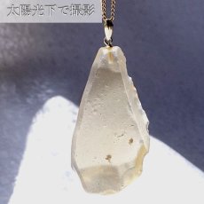 画像4: 【一点物】リビアングラス ペンダントトップ K18 リビア砂漠産 Libyan glass ガラス 隕石 宇宙 ガラス質 癒し 天然石 パワーストーン カラーストーン (4)