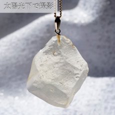 画像4: 【一点物】リビアングラス ペンダントトップ K18 リビア砂漠産 Libyan glass ガラス 隕石 宇宙 ガラス質 癒し 天然石 パワーストーン カラーストーン (4)