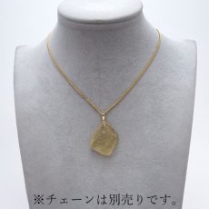 画像3: 【一点物】リビアングラス ペンダントトップ K18 リビア砂漠産 Libyan glass ガラス 隕石 宇宙 ガラス質 癒し 天然石 パワーストーン カラーストーン (3)