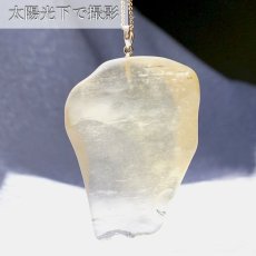 画像3: 【一点物】リビアングラス ペンダントトップ K18 リビア砂漠産 Libyan glass ガラス 隕石 宇宙 ガラス質 癒し 天然石 パワーストーン カラーストーン (3)