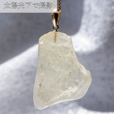 画像4: 【一点物】リビアングラス ペンダントトップ K18 リビア砂漠産 Libyan glass ガラス 隕石 宇宙 ガラス質 癒し 天然石 パワーストーン カラーストーン (4)