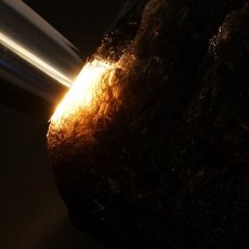 画像9: 【 一点もの 】 アグニマニタイト 原石 1535g インドネシア産 H&E社推奨 Agnimanitite 天然ガラス 超希少原石 テクタイト レア 天然石 パワーストーン カラーストーン (9)