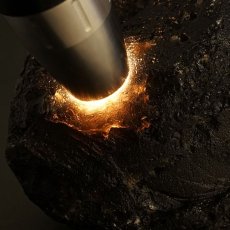 画像10: 【 一点もの 】 アグニマニタイト 原石 1535g インドネシア産 H&E社推奨 Agnimanitite 天然ガラス 超希少原石 テクタイト レア 天然石 パワーストーン カラーストーン (10)