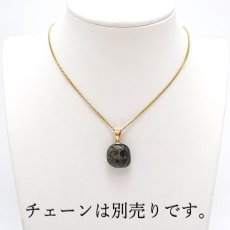 画像3: 【一点もの】【 日本の石 】 糸魚川翡翠 ペンダントトップ 新潟県産 ブラック 黒 Itoigawa Jade 翡翠 ひすい 日本製 ゴールド ネックレス トップ お守り 天然石 パワーストーン 日本銘石 カラーストーン (3)