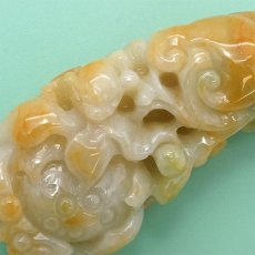 画像4: 【一点もの】 翡翠 蝙蝠(こうもり)&如意 彫り物  約36.2g ミャンマー産 天然石 パワーストーン カラーストーン (4)