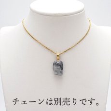 画像11: 【一点もの】【 日本の石 】 糸魚川翡翠 ペンダントトップ 新潟県産 ブラック 黒 Itoigawa Jade 翡翠 ひすい 日本製 ゴールド ネックレス トップ お守り 天然石 パワーストーン 日本銘石 カラーストーン (11)