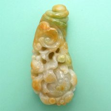 画像2: 【一点もの】 翡翠 蝙蝠(こうもり)&如意 彫り物  約36.2g ミャンマー産 天然石 パワーストーン カラーストーン (2)