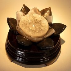 画像5: メノウ 蓮 ジオード ブラジル産 木製台座付き 521g 【 一点物 】 agate  蓮の花ジオード 瑪瑙 めのう ジオード 金運 財運 浄化 置き物 浄化 台座付き お守り 天然石 パワーストーン カラーストーン (5)