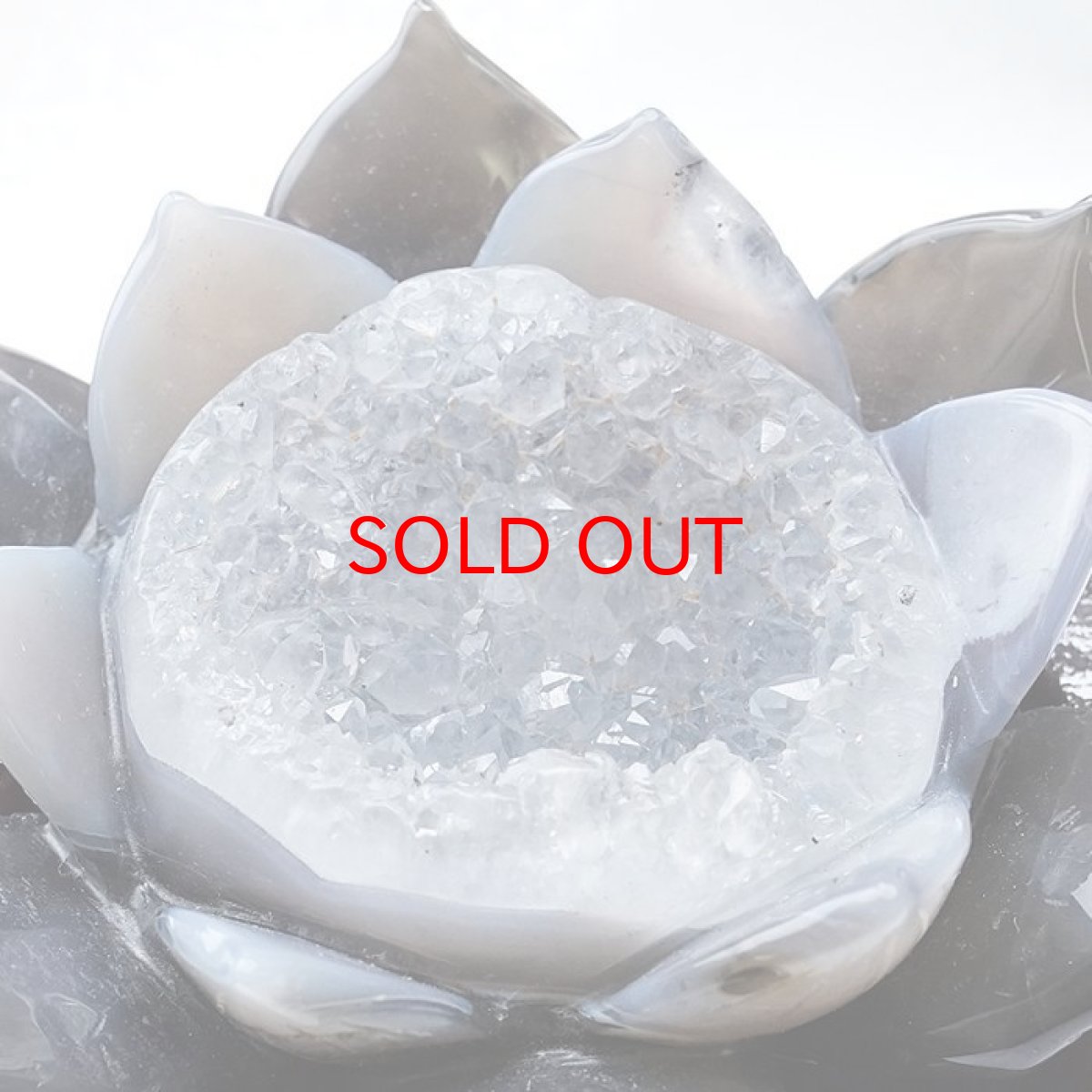 画像2: メノウ 蓮 ジオード ブラジル産 木製台座付き 521g 【 一点物 】 agate  蓮の花ジオード 瑪瑙 めのう ジオード 金運 財運 浄化 置き物 浄化 台座付き お守り 天然石 パワーストーン カラーストーン (2)