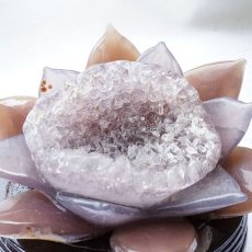 画像2: メノウ 蓮 ジオード ブラジル産 木製台座付き 626g【 一点物 】 agate  蓮の花ジオード 瑪瑙 めのう ジオード 金運 財運 浄化 置き物 浄化 台座付き お守り 天然石 パワーストーン カラーストーン (2)