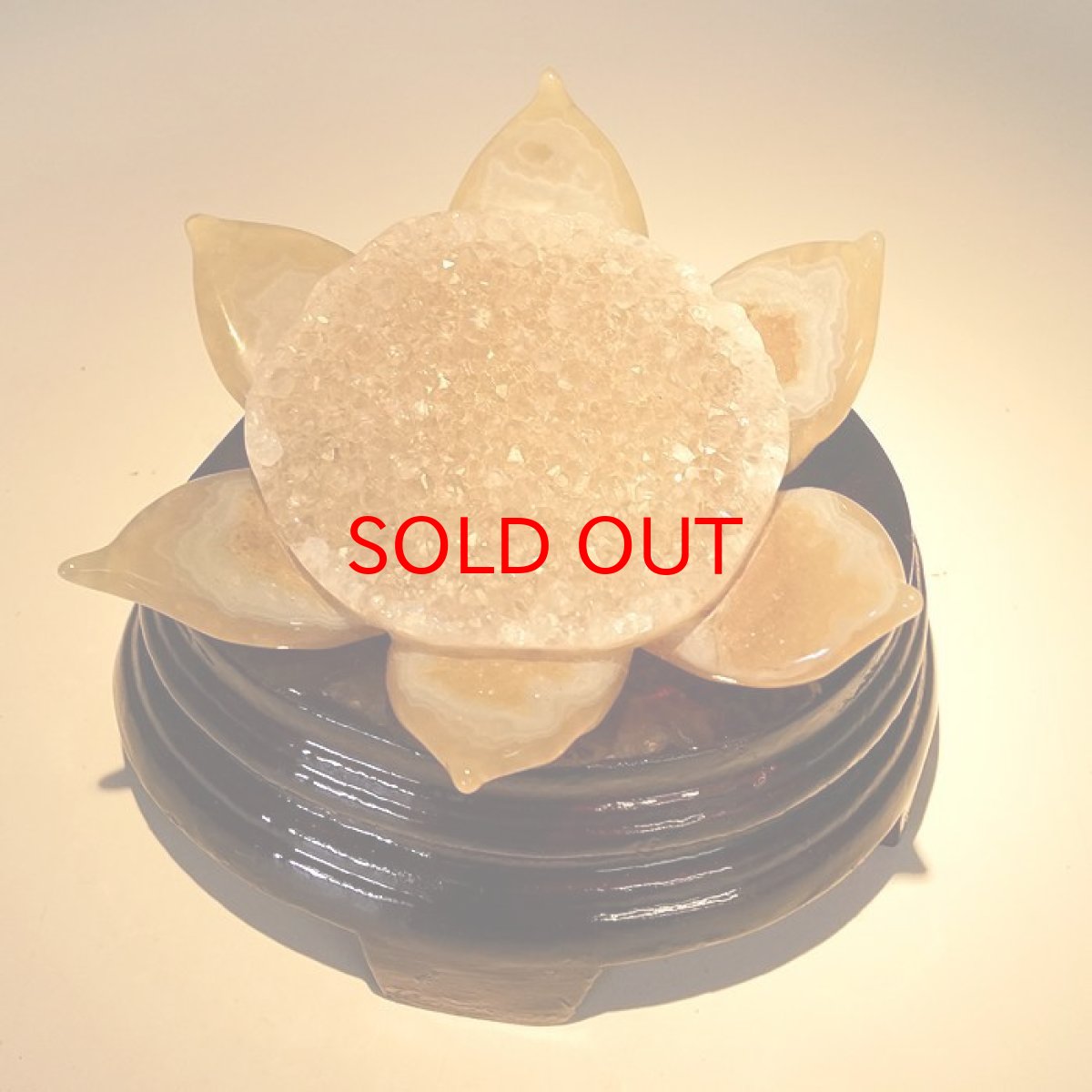 画像5: 【BLACK FRIDAY対象】 メノウ 蓮 ジオード ブラジル産 木製台座付き 426g 【 一点物 】 agate  蓮の花ジオード 瑪瑙 めのう ジオード 金運 財運 浄化 置き物 浄化 台座付き お守り 天然石 パワーストーン カラーストーン (5)