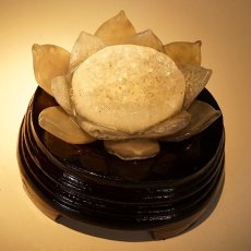 画像5: メノウ 蓮 ジオード ブラジル産 木製台座付き 384g 【 一点物 】 agate  蓮の花ジオード 瑪瑙 めのう ジオード 金運 財運 浄化 置き物 浄化 台座付き お守り 天然石 パワーストーン カラーストーン (5)