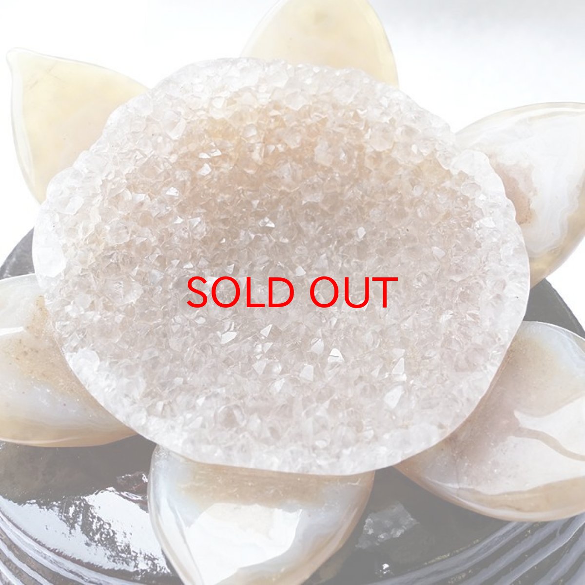 画像2: 【BLACK FRIDAY対象】 メノウ 蓮 ジオード ブラジル産 木製台座付き 426g 【 一点物 】 agate  蓮の花ジオード 瑪瑙 めのう ジオード 金運 財運 浄化 置き物 浄化 台座付き お守り 天然石 パワーストーン カラーストーン (2)