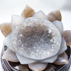 画像2: メノウ 蓮 ジオード ブラジル産 木製台座付き 556g 【 一点物 】 agate  蓮の花ジオード 瑪瑙 めのう ジオード 金運 財運 浄化 置き物 浄化 台座付き お守り 天然石 パワーストーン カラーストーン (2)