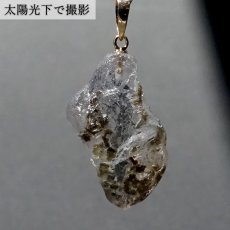 画像5: フェナカイト ラフ 原石 約11.2ct ペンダントトップ K18 日本製 【 1点もの 】 ロシア産 ラフ原石 Phenakite 希少石 フェナス石 鉱物 pendant ネックレス 【 送料無料 】パワーストーン 浄化 お守り 天然石 カラーストーン (5)