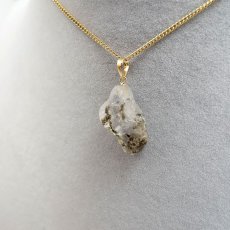 画像4: フェナカイト ラフ 原石 約11.2ct ペンダントトップ K18 日本製 【 1点もの 】 ロシア産 ラフ原石 Phenakite 希少石 フェナス石 鉱物 pendant ネックレス 【 送料無料 】パワーストーン 浄化 お守り 天然石 カラーストーン (4)