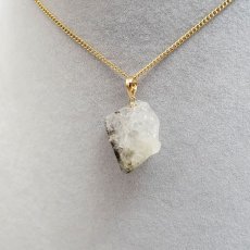 画像4: フェナカイト ラフ 原石 約12.9ct ペンダントトップ K18 日本製 【 1点もの 】 ロシア産 ラフ原石 Phenakite 希少石 フェナス石 鉱物 pendant ネックレス 【 送料無料 】パワーストーン 浄化 お守り 天然石 カラーストーン (4)