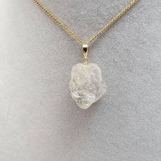 画像4: フェナカイト ラフ 原石 約10.6ct ペンダントトップ K18 日本製 【 1点もの 】 ロシア産 ラフ原石 Phenakite 希少石 フェナス石 鉱物 pendant ネックレス 【 送料無料 】パワーストーン 浄化 お守り 天然石 カラーストーン (4)