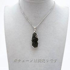 画像4: モルダバイト 原石 ペンダントトップ SV925 【 一点もの 】チェコ産 Moldavite 天然ガラス パワーストーン 隕石 才能 能力 モルダヴ石 浄化 お守り 天然石 カラーストーン (4)