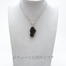 画像4: モルダバイト 原石 ペンダントトップ SV925 【 一点もの 】チェコ産 Moldavite 天然ガラス パワーストーン 隕石 才能 能力 モルダヴ石 浄化 お守り 天然石 カラーストーン (4)