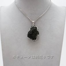 画像4: モルダバイト 原石 ペンダントトップ SV925 【 一点もの 】チェコ産 Moldavite 天然ガラス パワーストーン 隕石 才能 能力 モルダヴ石 浄化 お守り 天然石 カラーストーン (4)