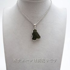 画像4: モルダバイト 原石 ペンダントトップ SV925 【 一点もの 】チェコ産 Moldavite 天然ガラス パワーストーン 隕石 才能 能力 モルダヴ石 浄化 お守り 天然石 カラーストーン (4)