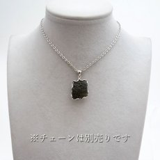 画像4: モルダバイト 原石 ペンダントトップ SV925 【 一点もの 】チェコ産 Moldavite 天然ガラス パワーストーン 隕石 才能 能力 モルダヴ石 浄化 お守り 天然石 カラーストーン (4)