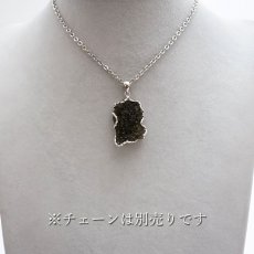 画像6: モルダバイト 原石 ペンダントトップ SV925 【 一点もの 】チェコ産 Moldavite 天然ガラス パワーストーン 隕石 才能 能力 モルダヴ石 浄化 お守り 天然石 カラーストーン (6)