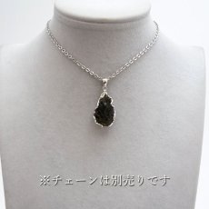 画像4: モルダバイト 原石 ペンダントトップ SV925 【 一点もの 】チェコ産 Moldavite 天然ガラス パワーストーン 隕石 才能 能力 モルダヴ石 浄化 お守り 天然石 カラーストーン (4)