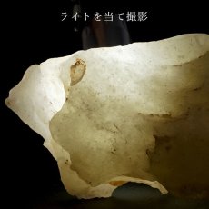 画像5: 【 一点もの 】リビアングラス 原石 512g リビア砂漠産 インパクトガラス Libyan Glass 隕石 天然ガラス テクタイト 希少 レア 天然石 パワーストーン カラーストーン (5)