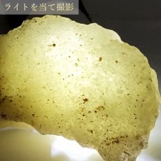 画像5: 【 一点もの 】リビアングラス 原石 67.6g リビア砂漠産 インパクトガラス Libyan Glass 隕石 天然ガラス テクタイト 希少 レア 天然石 パワーストーン カラーストーン (5)