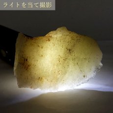 画像4: 【 一点もの 】リビアングラス 原石 57.1g リビア砂漠産 インパクトガラス Libyan Glass 隕石 天然ガラス テクタイト 希少 レア 天然石 パワーストーン カラーストーン (4)