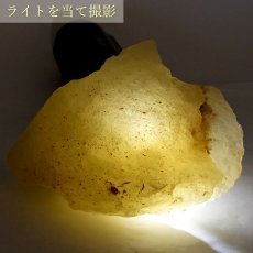 画像4: 【 一点もの 】リビアングラス 原石 107.1g リビア砂漠産 インパクトガラス Libyan Glass 隕石 天然ガラス テクタイト 希少 レア 天然石 パワーストーン カラーストーン (4)