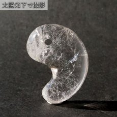 画像4: 【 一点もの 】 山梨黒平水晶 勾玉 30mm 透明 山梨県産 黒平鉱山 日本製 国産水晶 黒平 稀少価値 日本銘石 お守り パワーストーン 天然石 カラーストーン 【 正規販売店 】 (4)