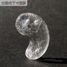 画像4: 【 一点もの 】 山梨黒平水晶 勾玉 29mm 透明 山梨県産 黒平鉱山 日本製 国産水晶 黒平 稀少価値 日本銘石 お守り パワーストーン 天然石 カラーストーン 【 正規販売店 】 (4)