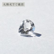 画像4: ペタライト ルース 約0.55ct ペアーシェイプカット ブラジル産 【一点もの】 葉長石 Petalite 裸石 鉱物 浄化 お守り 天然石 パワーストーン カラーストーン (4)