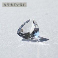 画像4: ペタライト ルース 約1.10ct トリリアンカット ブラジル産 【一点もの】 葉長石 Petalite 裸石 鉱物 浄化 お守り 天然石 パワーストーン カラーストーン (4)