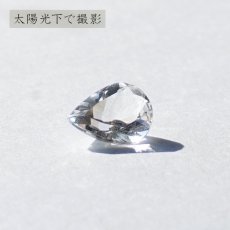 画像4: ペタライト ルース 約0.75ct ペアーシェイプカット ブラジル産 【一点もの】 葉長石 Petalite 裸石 鉱物 浄化 お守り 天然石 パワーストーン カラーストーン (4)