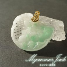 画像1: 翡翠 彫り物 蝙蝠×如意 ミャンマー産 Jade Jadeite ひすい ヒスイ 一点物 彫りもの ペンダントトップ お守り 天然石 パワーストーン 【証明書つき】 カラーストーン (1)